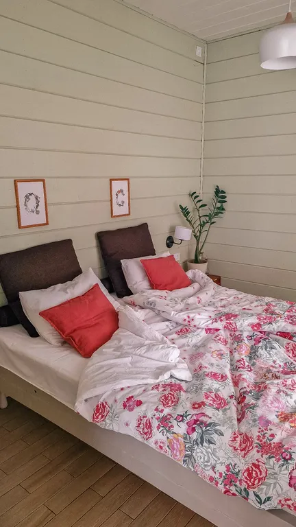 Дача с красными карпами с баней и чаном