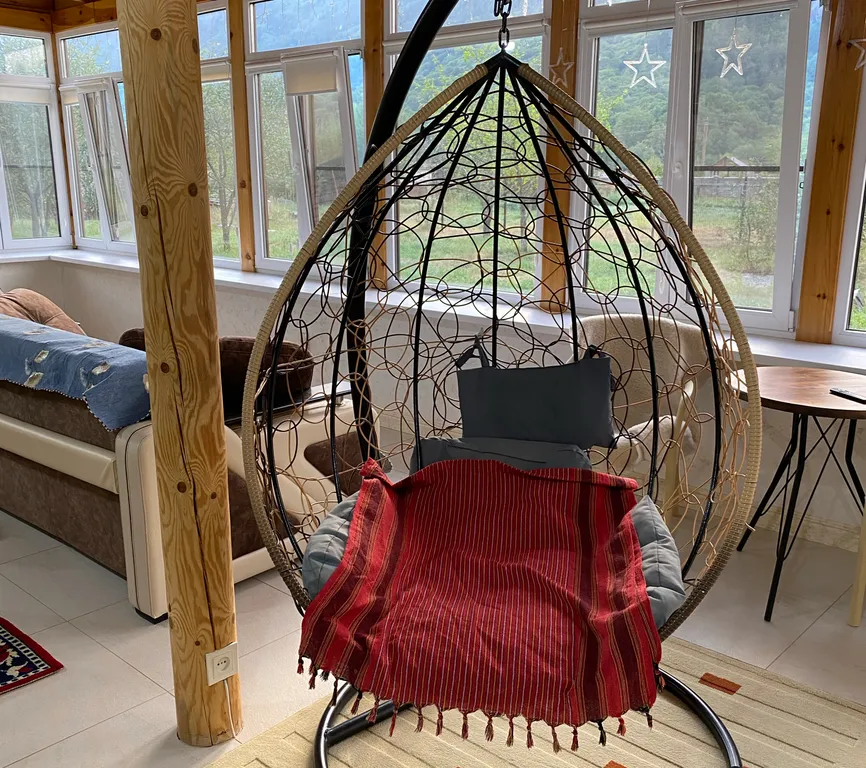 Веранда в окружении величественных гор