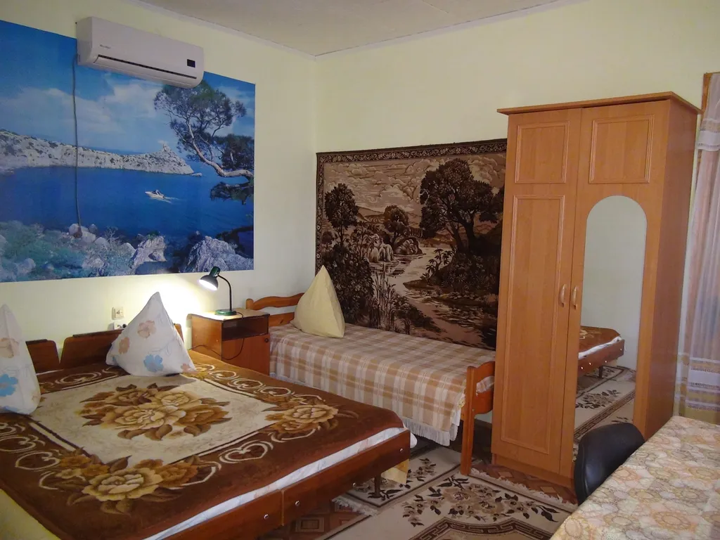 Коттедж Отдельная часть дома возле бассейна с беседкой и кухней в саду — аренда посуточно в Судак