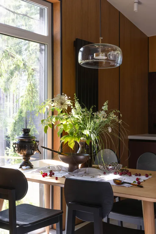 Дом в современном русском стиле в сосновом лесу