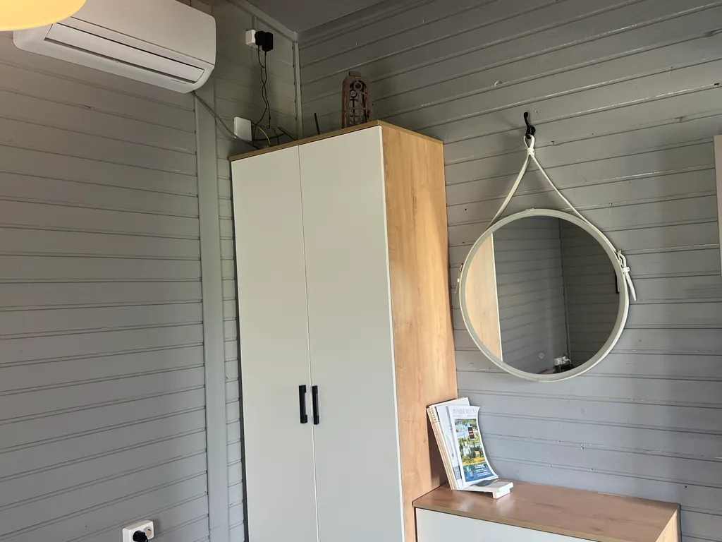 Новый уютный дом с отдельной территорией в центре города.