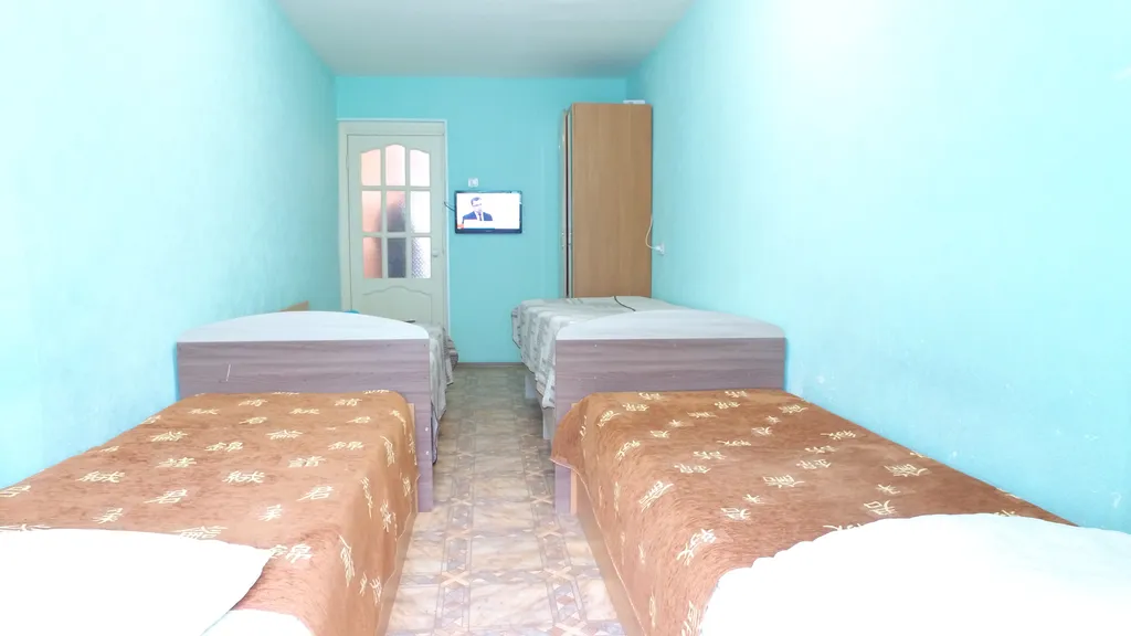 Двуспальная кровать и огромный смарт ТВ