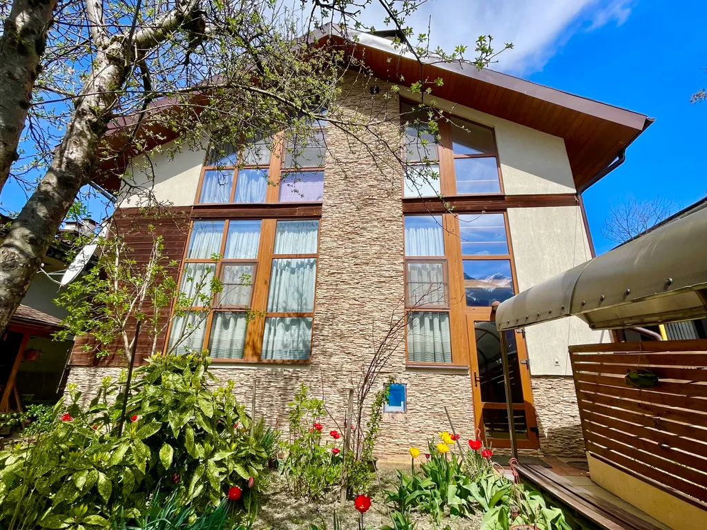 Коттедж в центре Красной Поляны с видом на горы — аренда посуточно в Красная Поляна