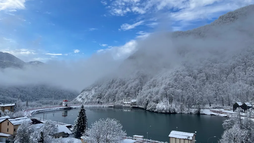 Шикарный вид на озеро и горы