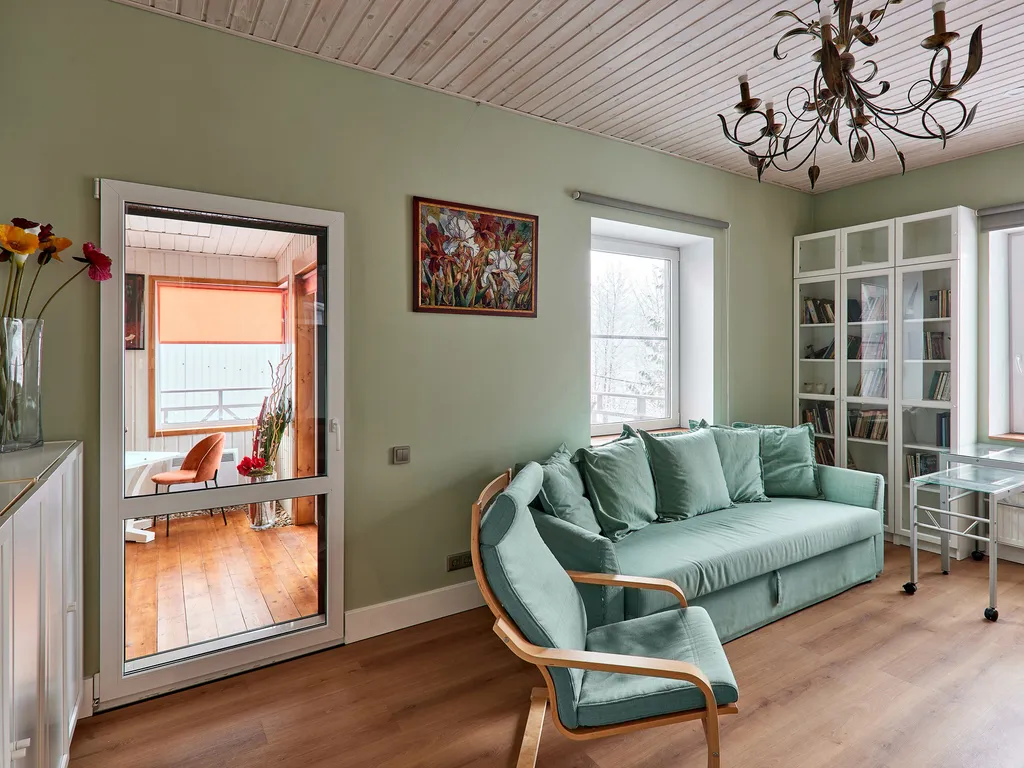 Красивый коттедж у озера для семьи в 20 минутах от города