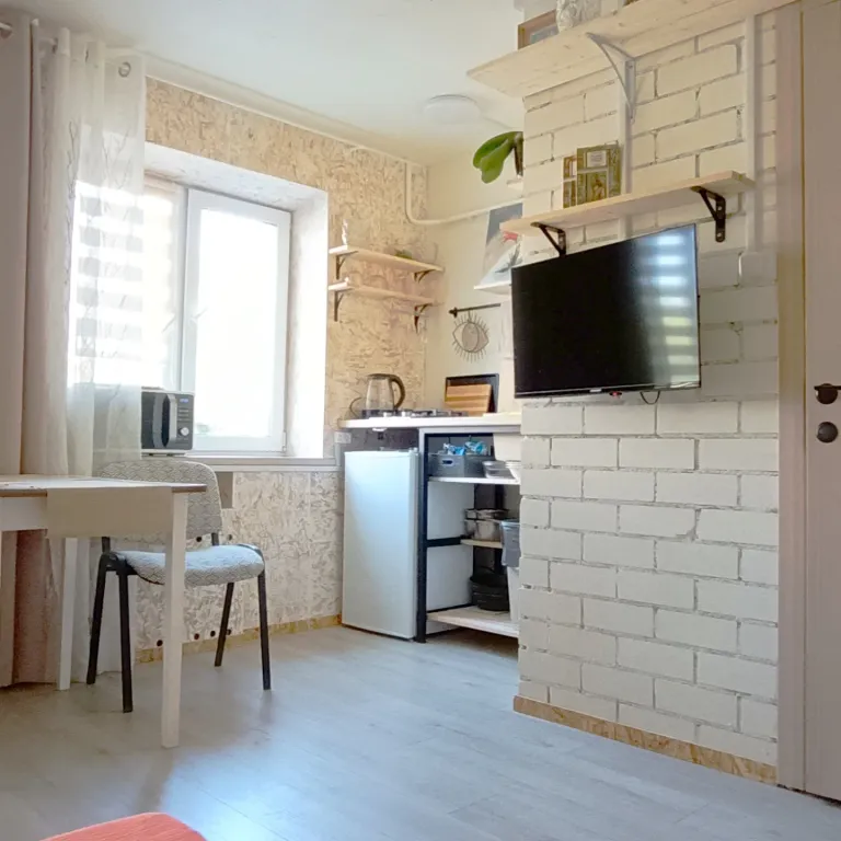 Душевное жилье над пиццерией, небольшая, но очень уютная студия