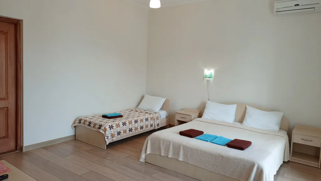 Трёхместная комната с санузлом и видом на море