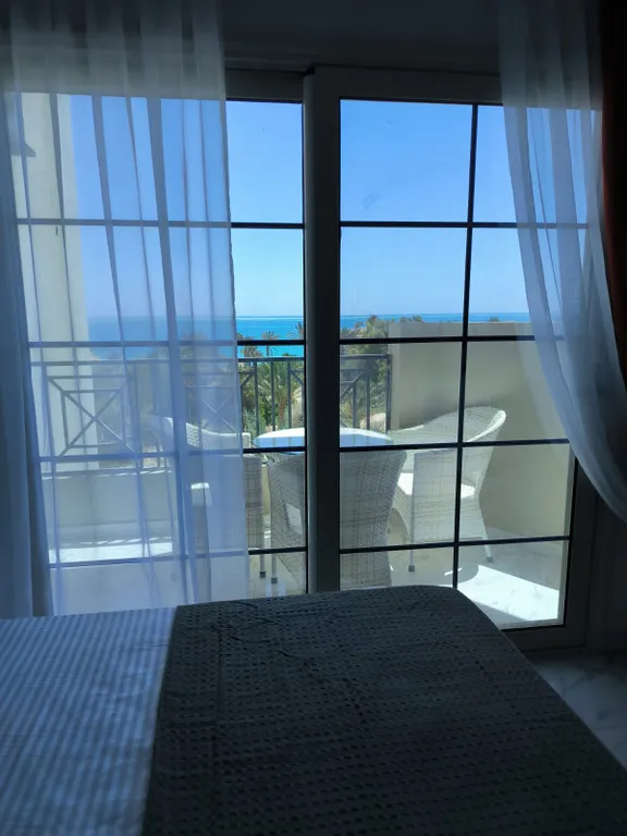 Уютная студия в терракотовом цвете на берегу моря, первая линия