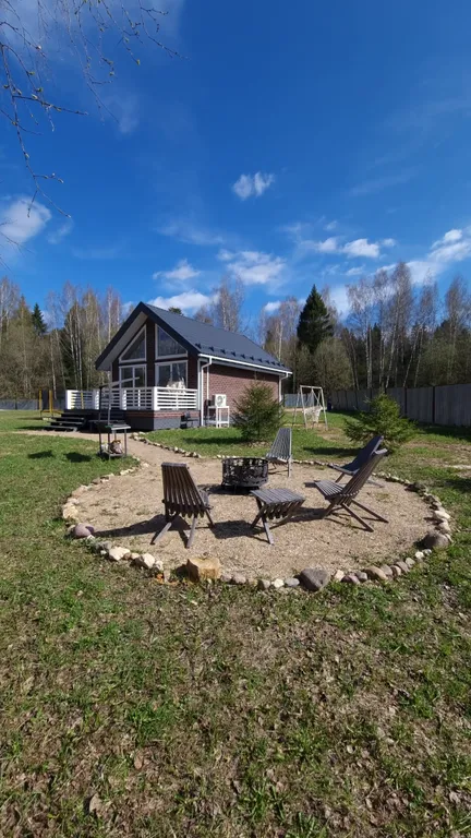 Дом у пруда в лесу