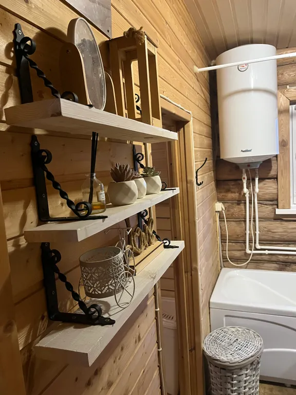 Дом на берегу озера с собственной конюшней