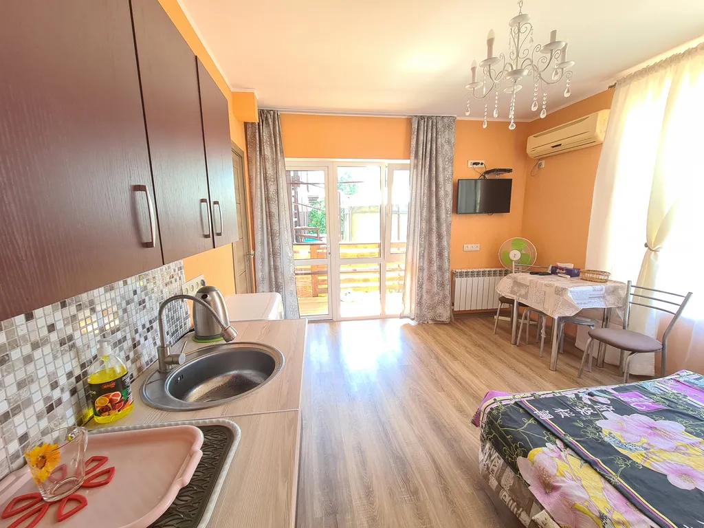 Часть дома с собственным двором около моря