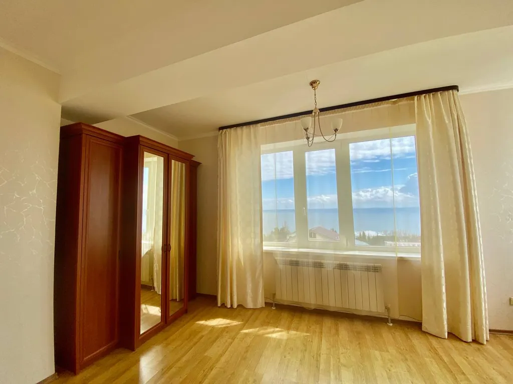 Комнаты с видом на море и горы