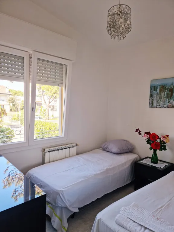 Двухэтажная квартира с частным двориком в Линиано Саббьядоро на море