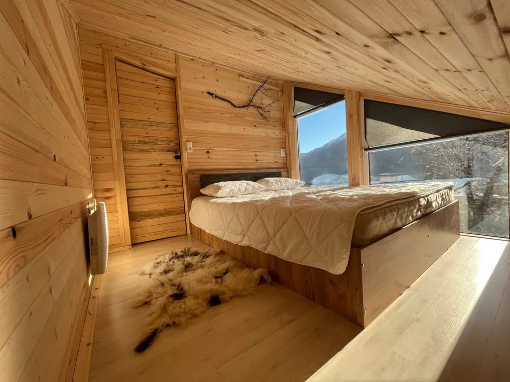 Коттедж с панорамными окнами и видом на горы