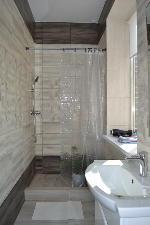 Уютный дом с зеленой лужайкой