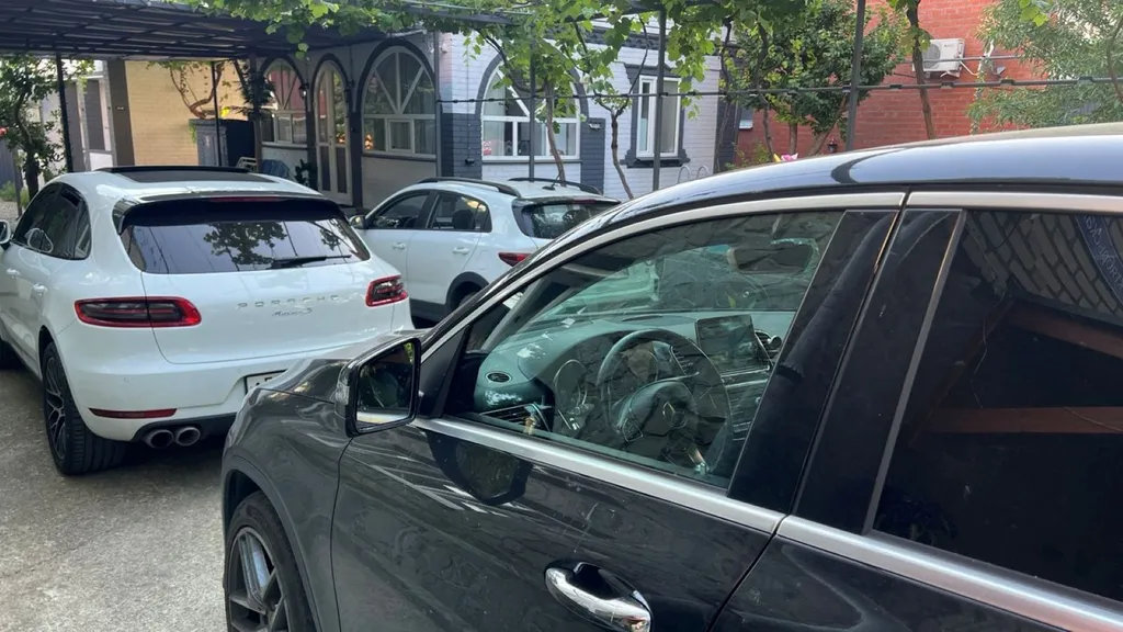 Дом сапфир с бассейном в центре