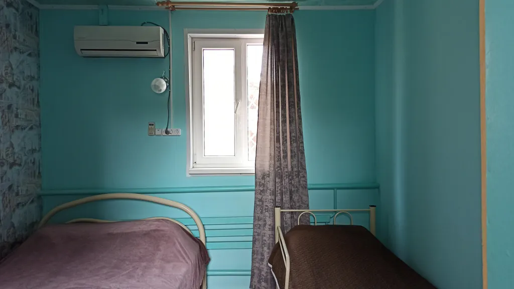 Дом с двумя спальнями и крыльцом с садовой мебелью