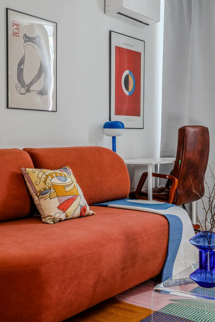 Гостиная с ракладным диваном и рабочим местом Гостиная с ракладным диваном и рабочим местом