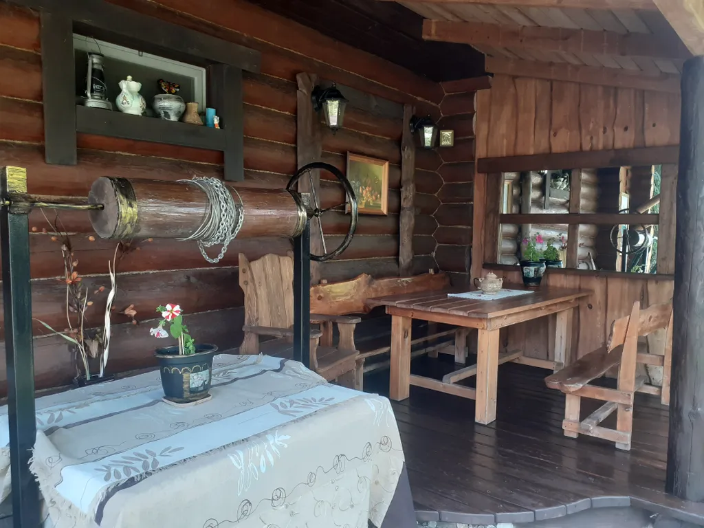 Уютный гостевой дом из бревна с видом на сад