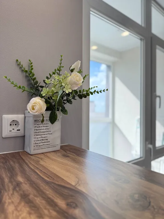 Студия с панорамными окнами и атмосферным видом