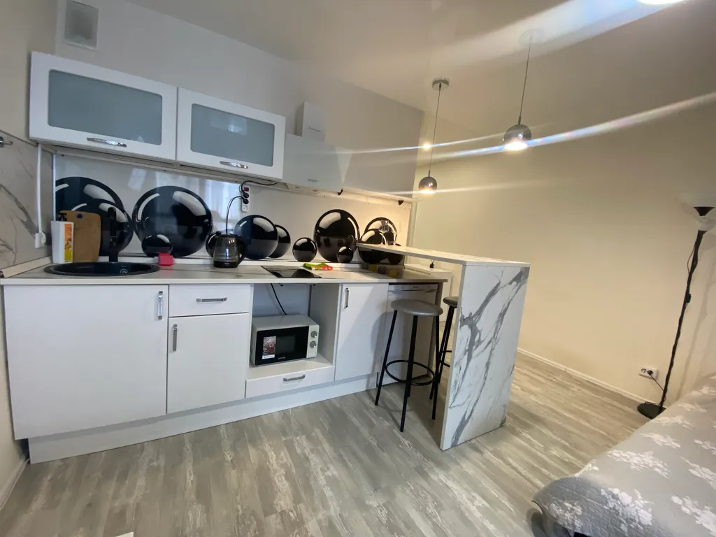 Квартира-студия с панорамным балконом в центре города