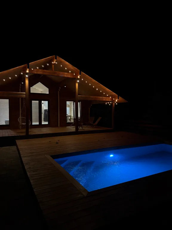 Коттедж Двухкомнатный дом-шале с теплым бассейном и террасой — Динская