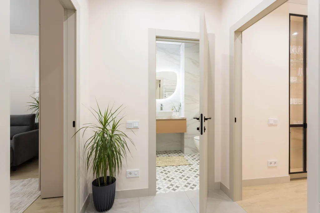 Современная трешка с видом на озеро и каминным залом