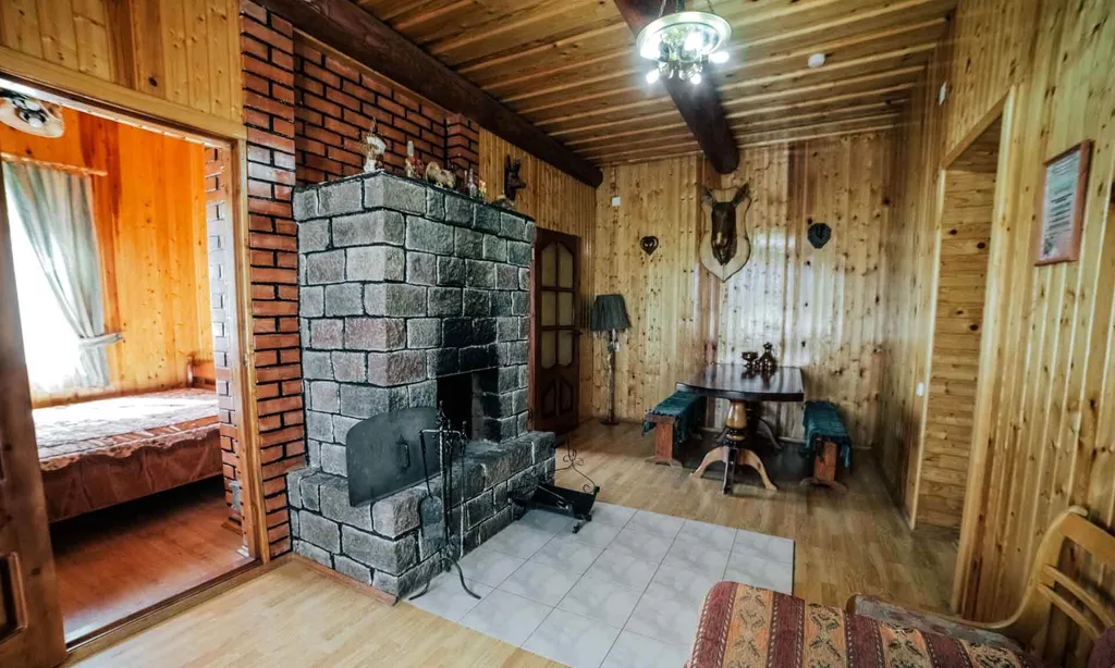 В большом доме 1/2 часть первого этажа