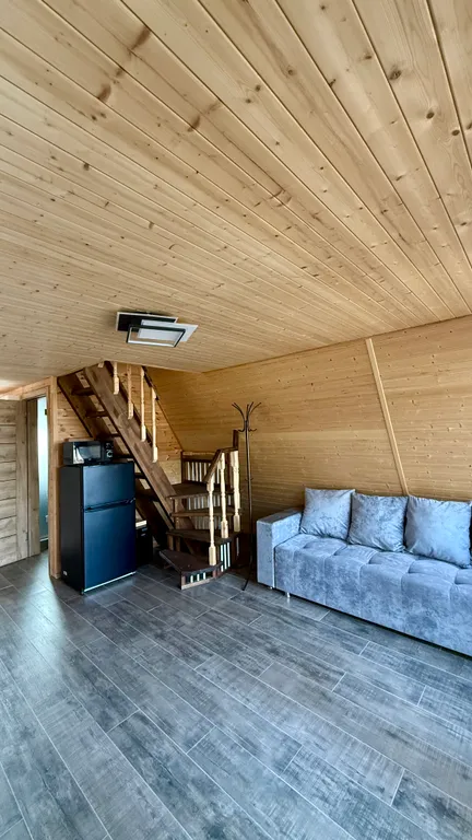 Уютный дом в лесу у озера вблизи от города