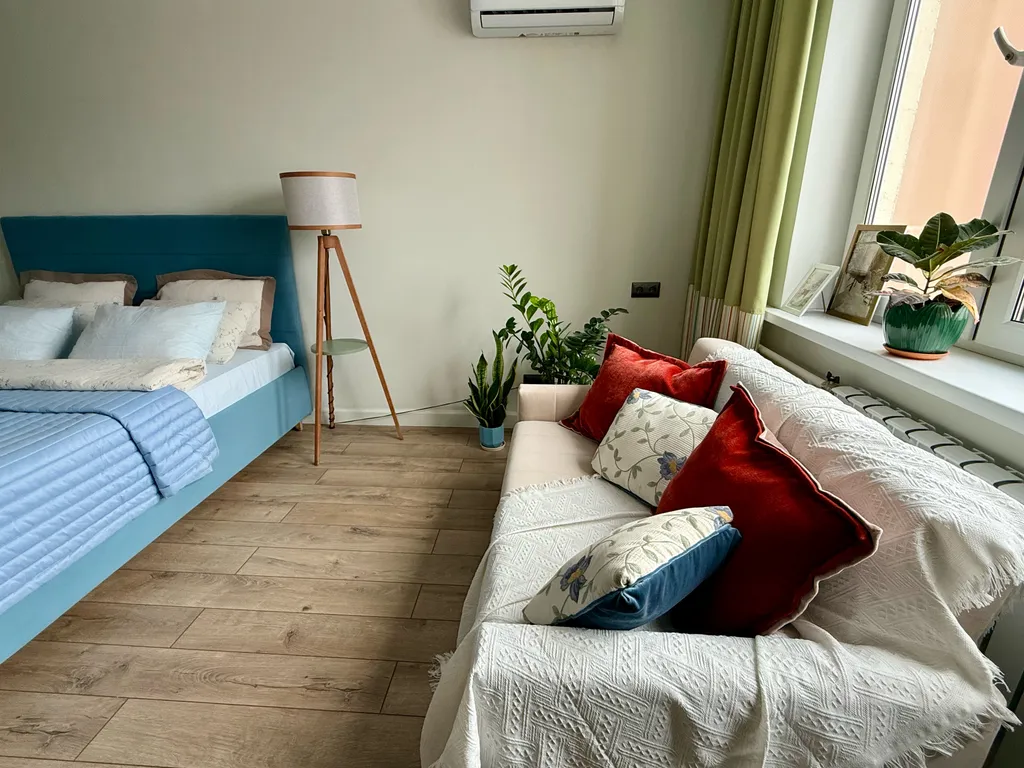 Розовая лошадка у себя дома