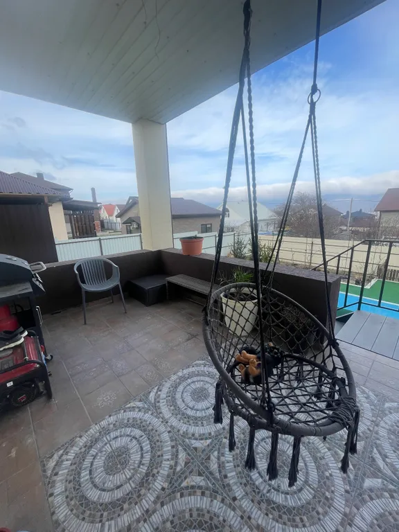 Уютный дом с бассейном и садом с видом на горы и море