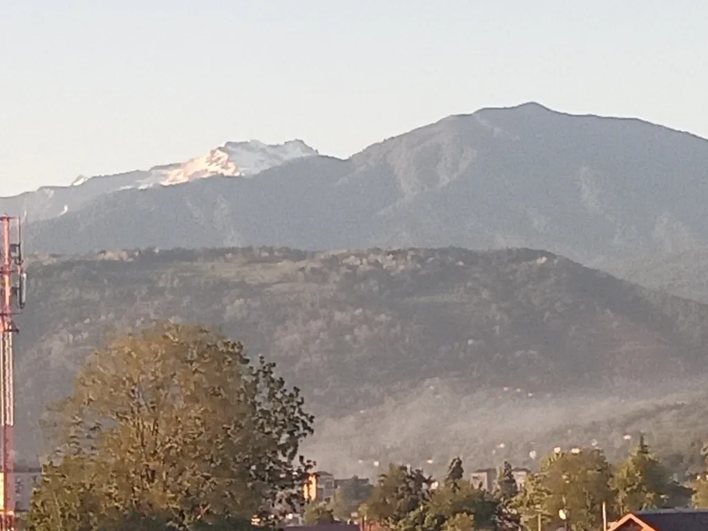 Маяк и море через дорогу