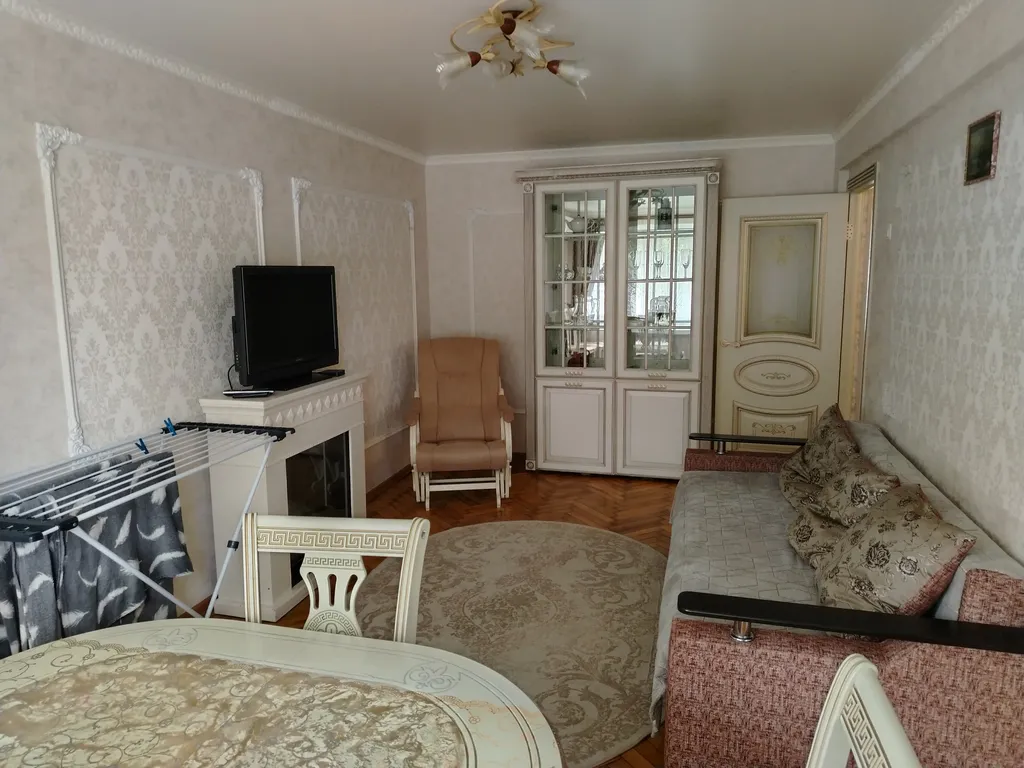 Двухкомнатная квартира на первом этаже в центре Адлера