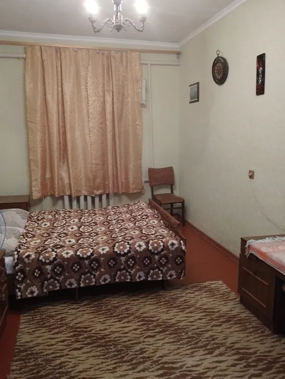 Светлая комната с видом на осенний сад