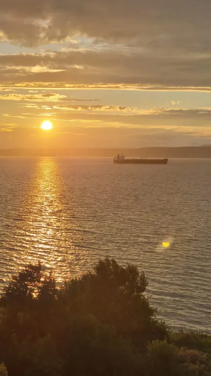 Студия на берегу моря, центр