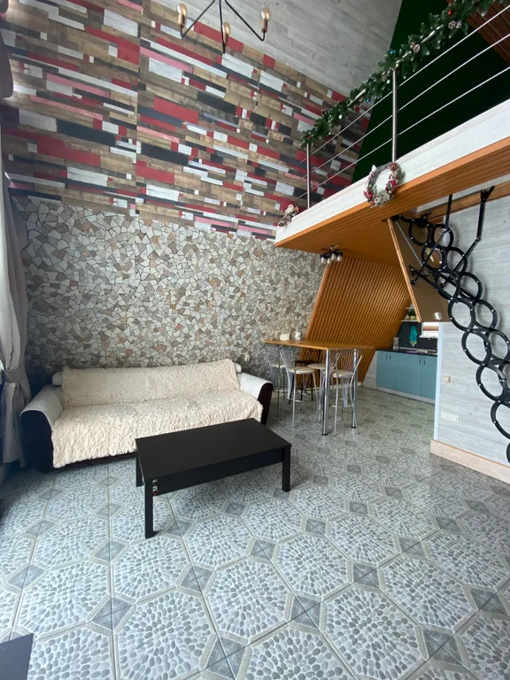 Дом-шалаш и баня-бочка на берегу горе-моря