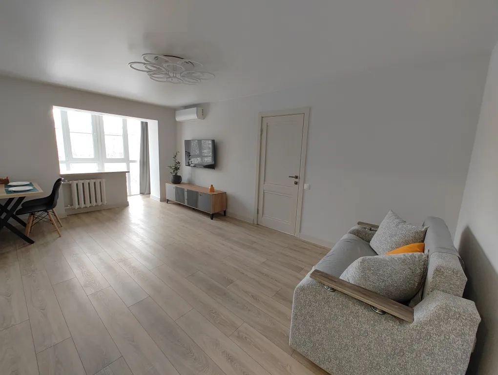 Свeтлая совремeнная квартирa в центpе гоpoдa