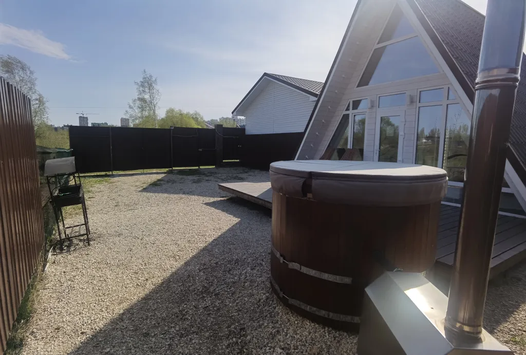 Дом Шалаш с купелью у озера