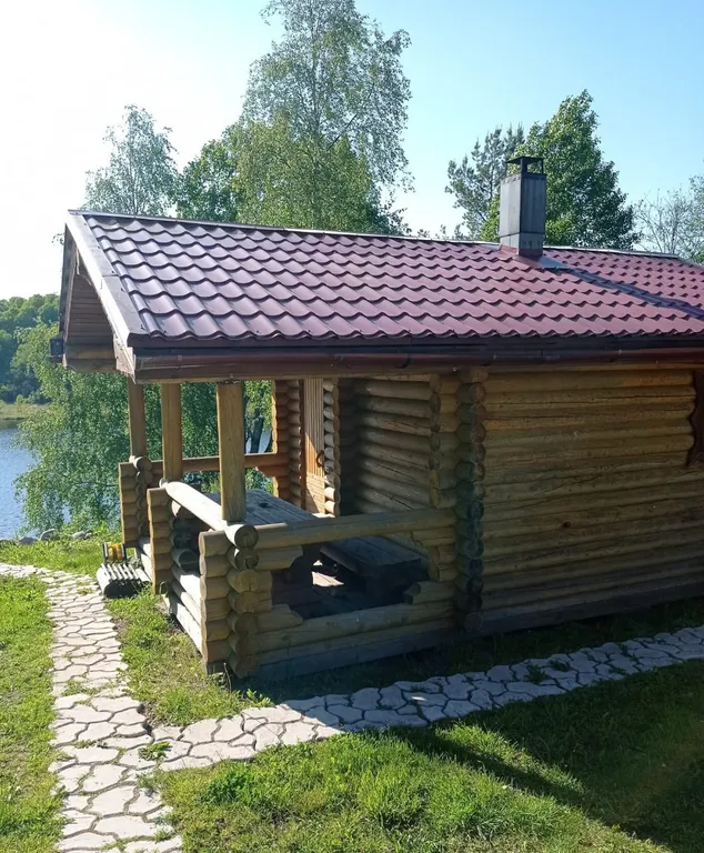 Деревянный дом с камином, баней и чаном на берегу Меличуярви у леса