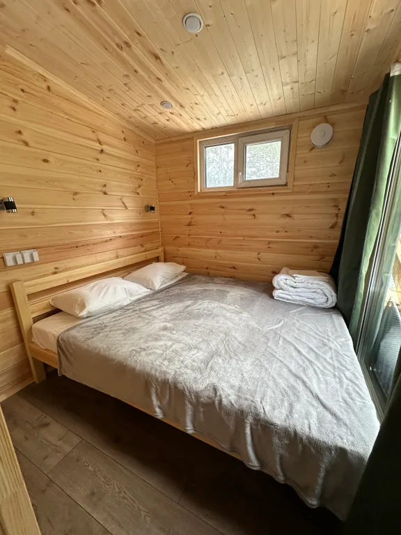 Дом в лесу с видом на реку