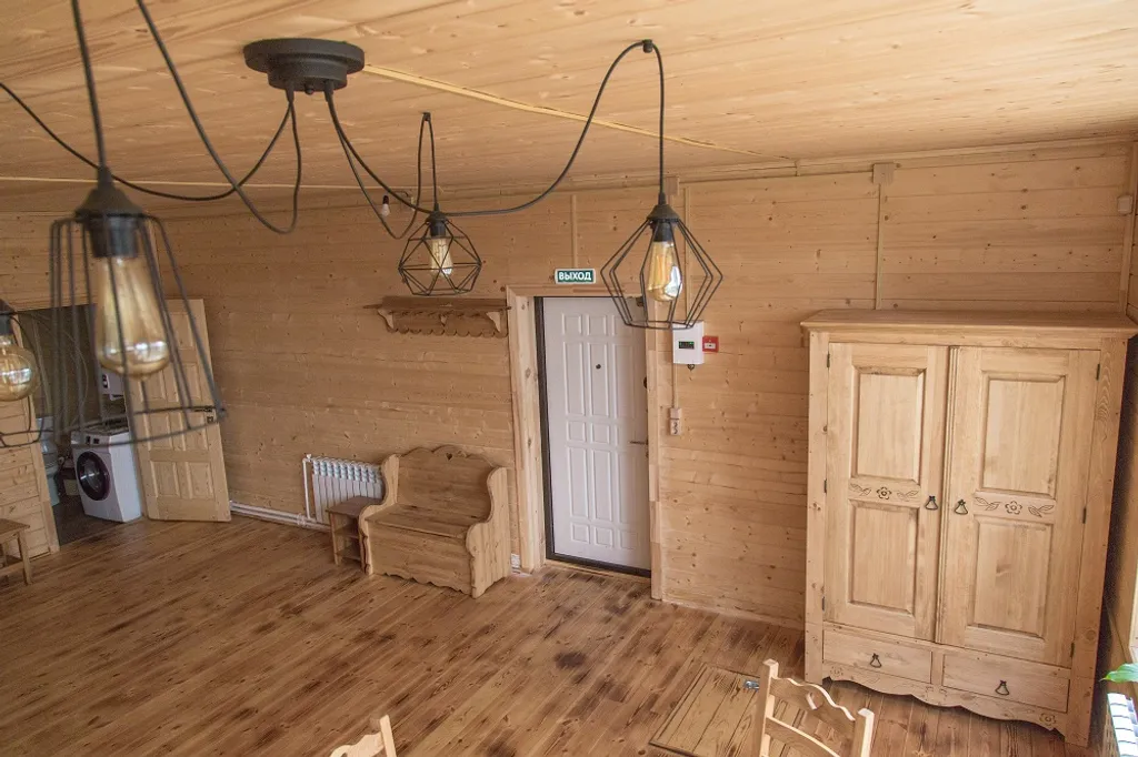 Жёлтый домик с панорамными окнами на берегу реки