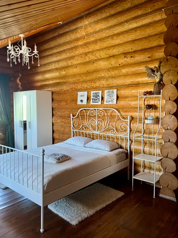 Красивый уютный бревенчатый дом с камином и видом на реку и церковь