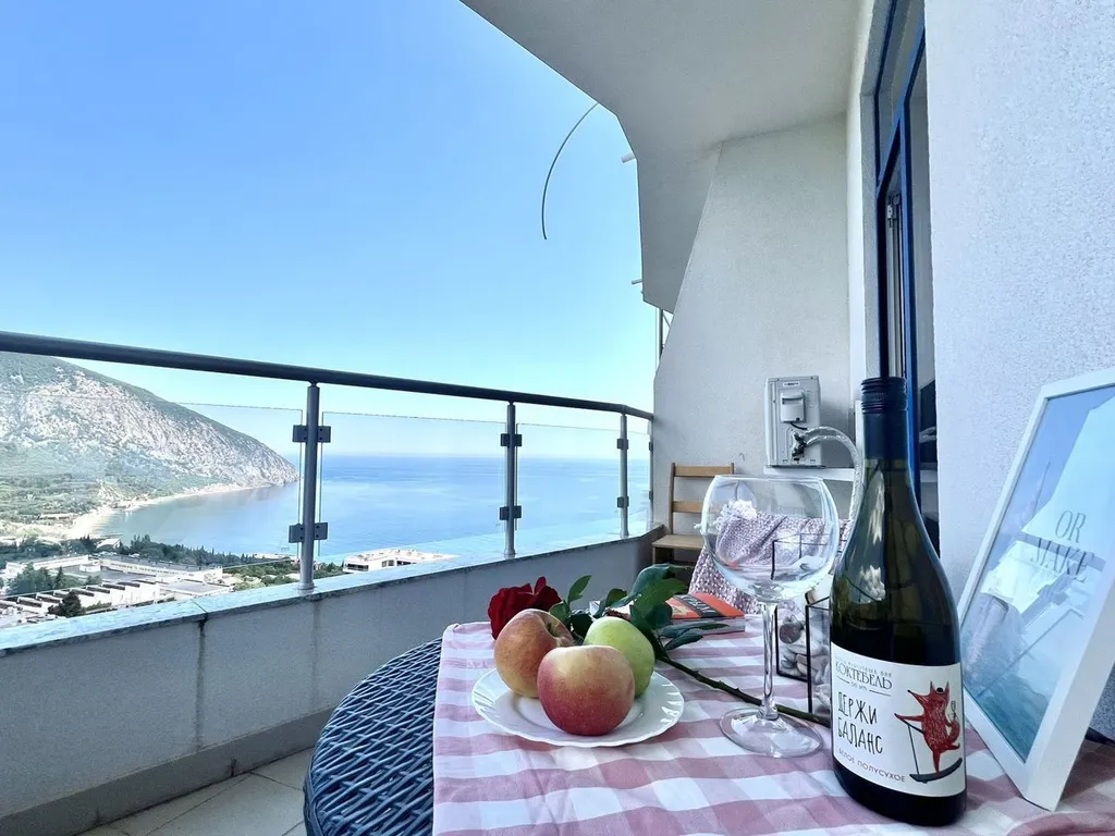 Уютная двухкомнатная квартира с шикарным видом в Гурзуфе