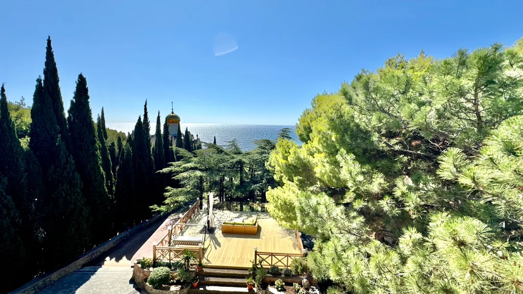 Дом у моря с личным парком, бассейном и сауной