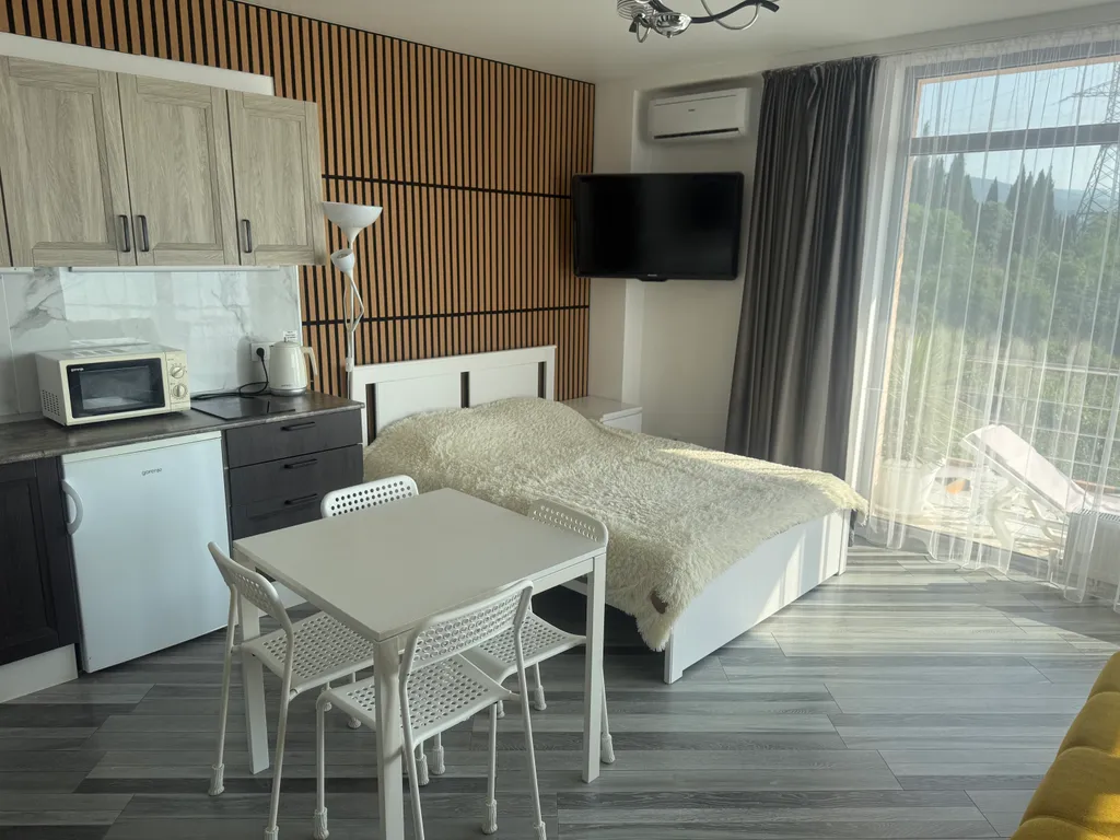 Квартира-студия с шикарным видом на море и гору Аю-Даг