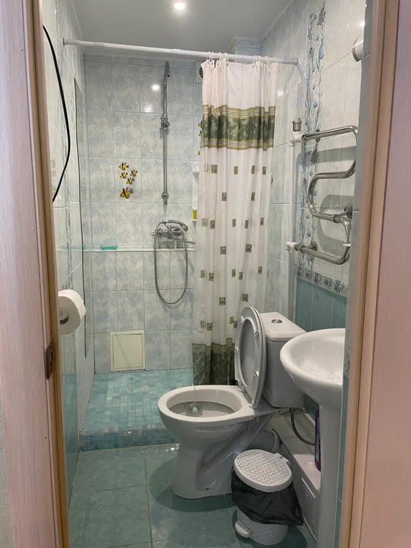 Дом с баней и детской площадкой, рядом лес и горы