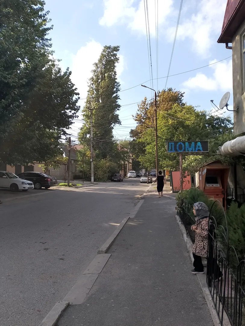 Улица Заманова и фасадная часть гостевого дома. 