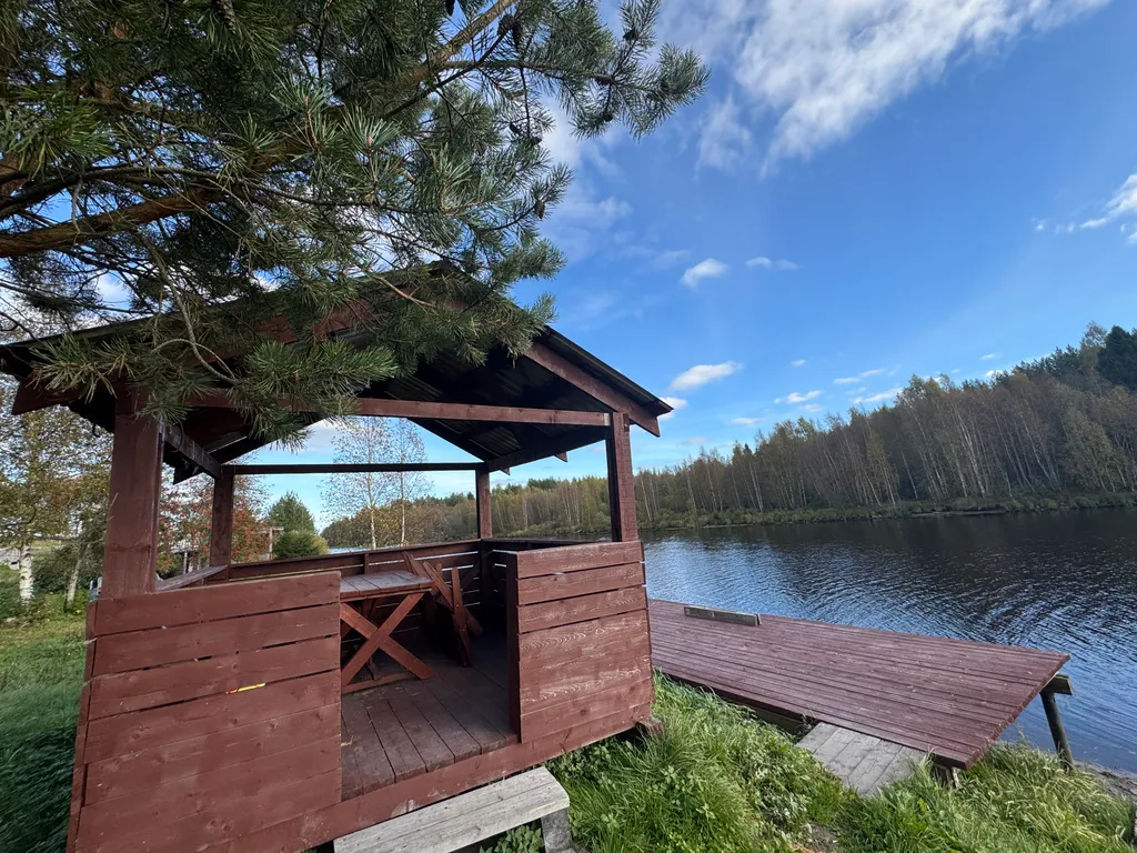 Домик прямо на берегу реки в Карелии