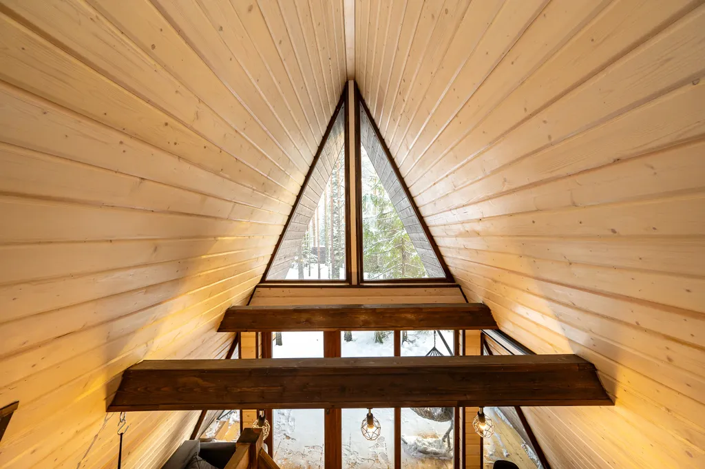 Стильный дом-шалаш с горячей купелью среди вековых сосен