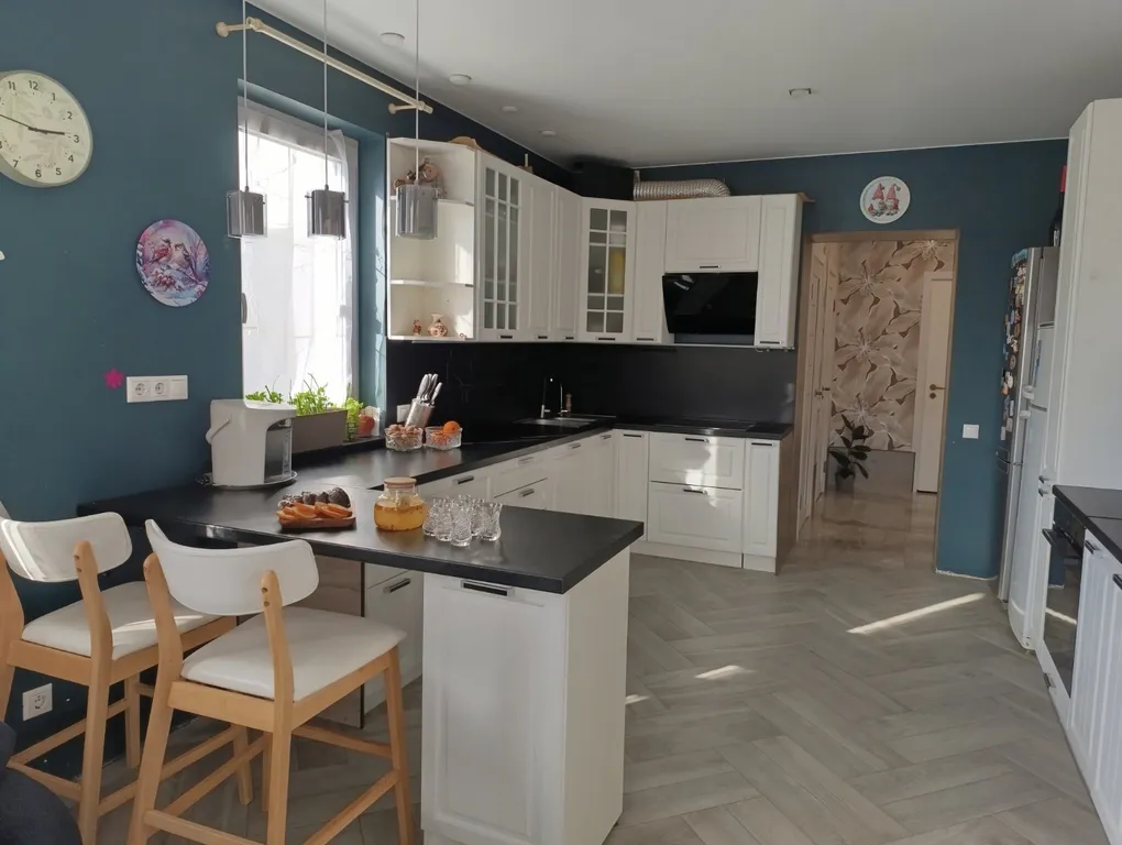 Уютный домик в деревне с беседкой и мангалом на улице